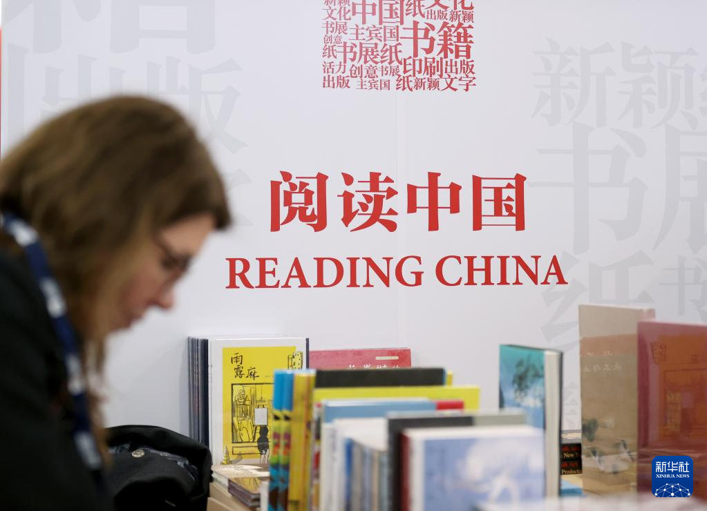 读者在伦敦书展中国出版联合展台阅读.png