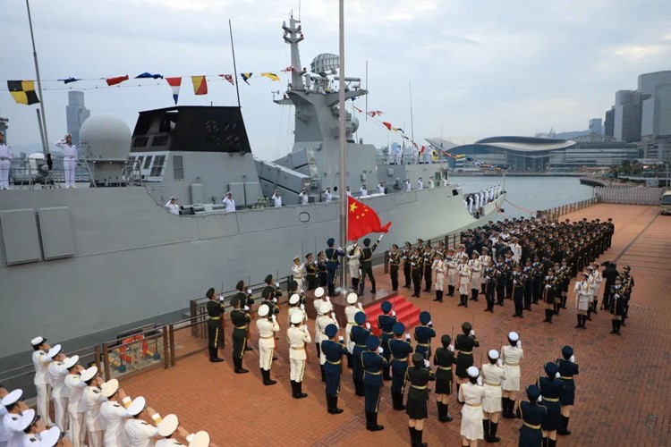 解放军驻香港部队升国旗仪式在中区军用码头举行.jpg