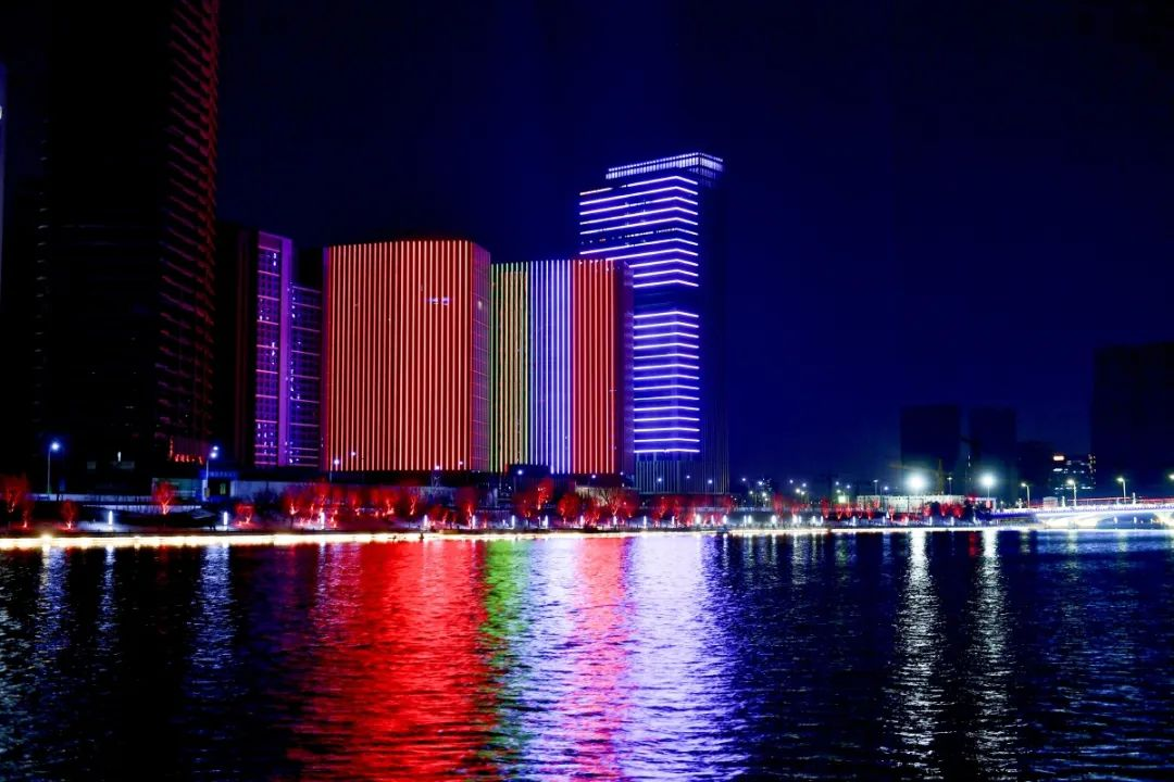 中国与墨西哥建交50周年纪念日当晚，城市副中心运河商务区两栋楼宇温情点亮。.png