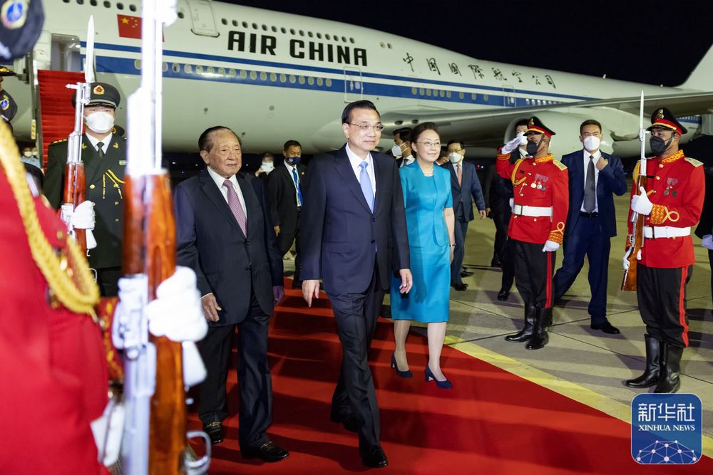 李克强抵达金边出席东亚合作领导人系列会议并对柬埔寨进行正式访问.jpg