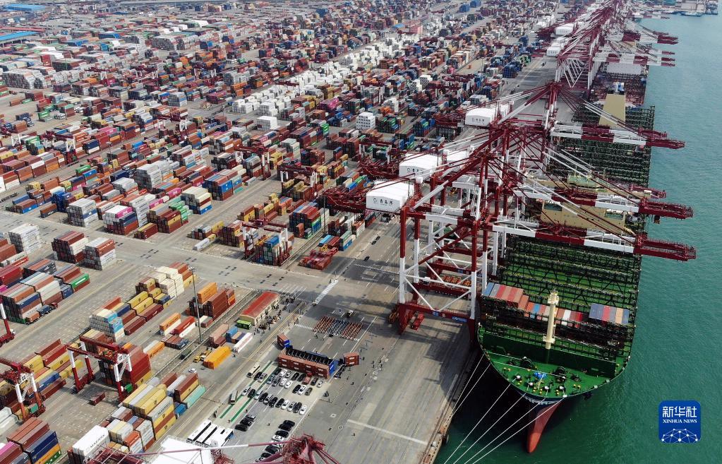 载箱量可达2.4万标准箱的“现代商船阿尔赫西拉斯”轮靠泊在青岛港前湾码头（2020年4月26日摄，无人机照片）。新华社记者 李紫恒 摄