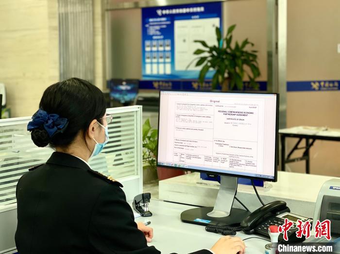 图为北京海关所属中关村海关关员审核RCEP出口原产地证书。　魏佳 摄