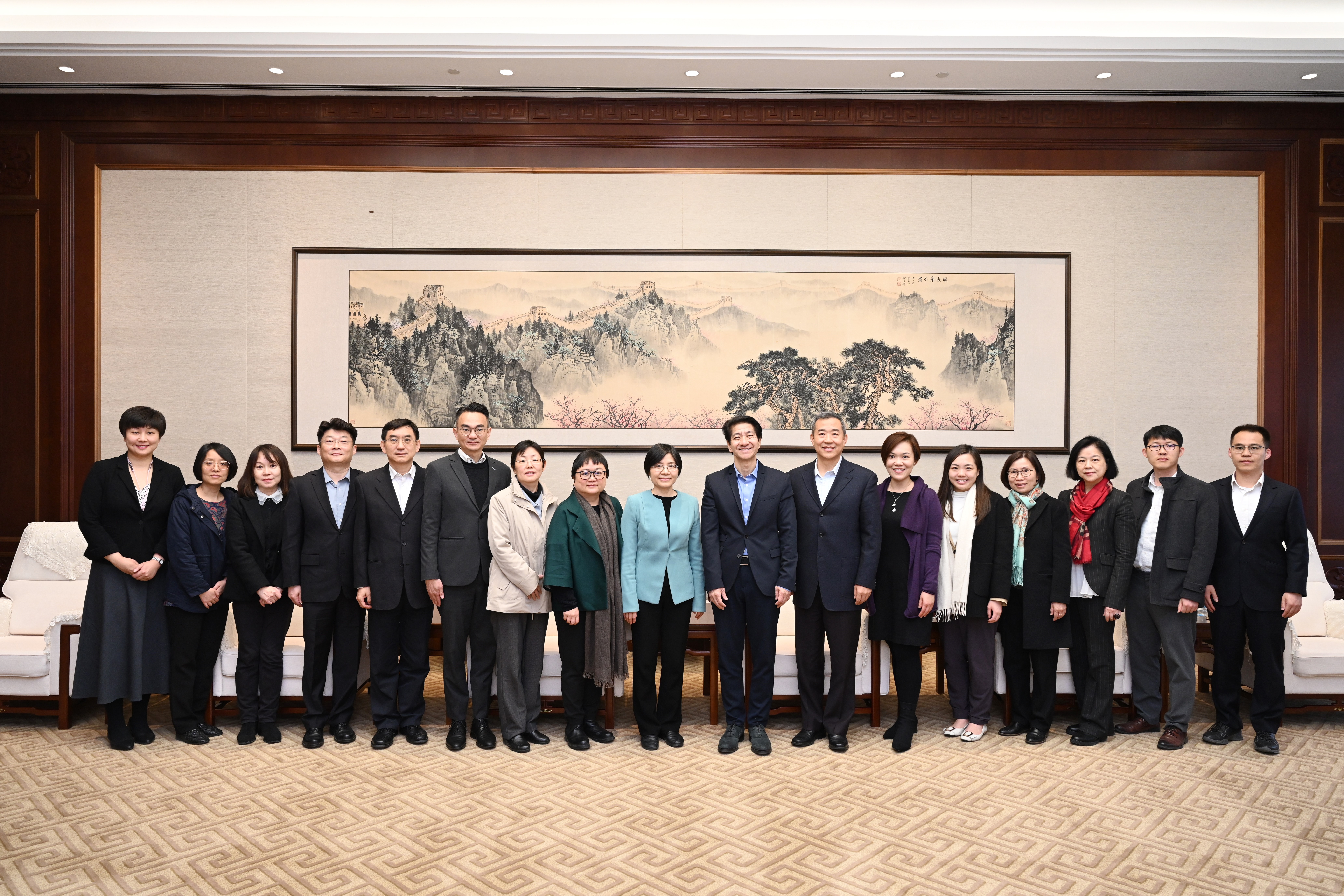市政府港澳办主任熊九玲会见香港驻京办主任郑伟源.jpg