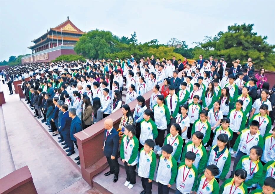 《北京日报》头版:千名港澳学子天安门观升旗:“要更努力地学习,为祖国出一份力!”.jpg 《北京日报》头版:千名港澳学子天安门观升旗:“要更努力地学习,为祖国出一份力!”.jpg
