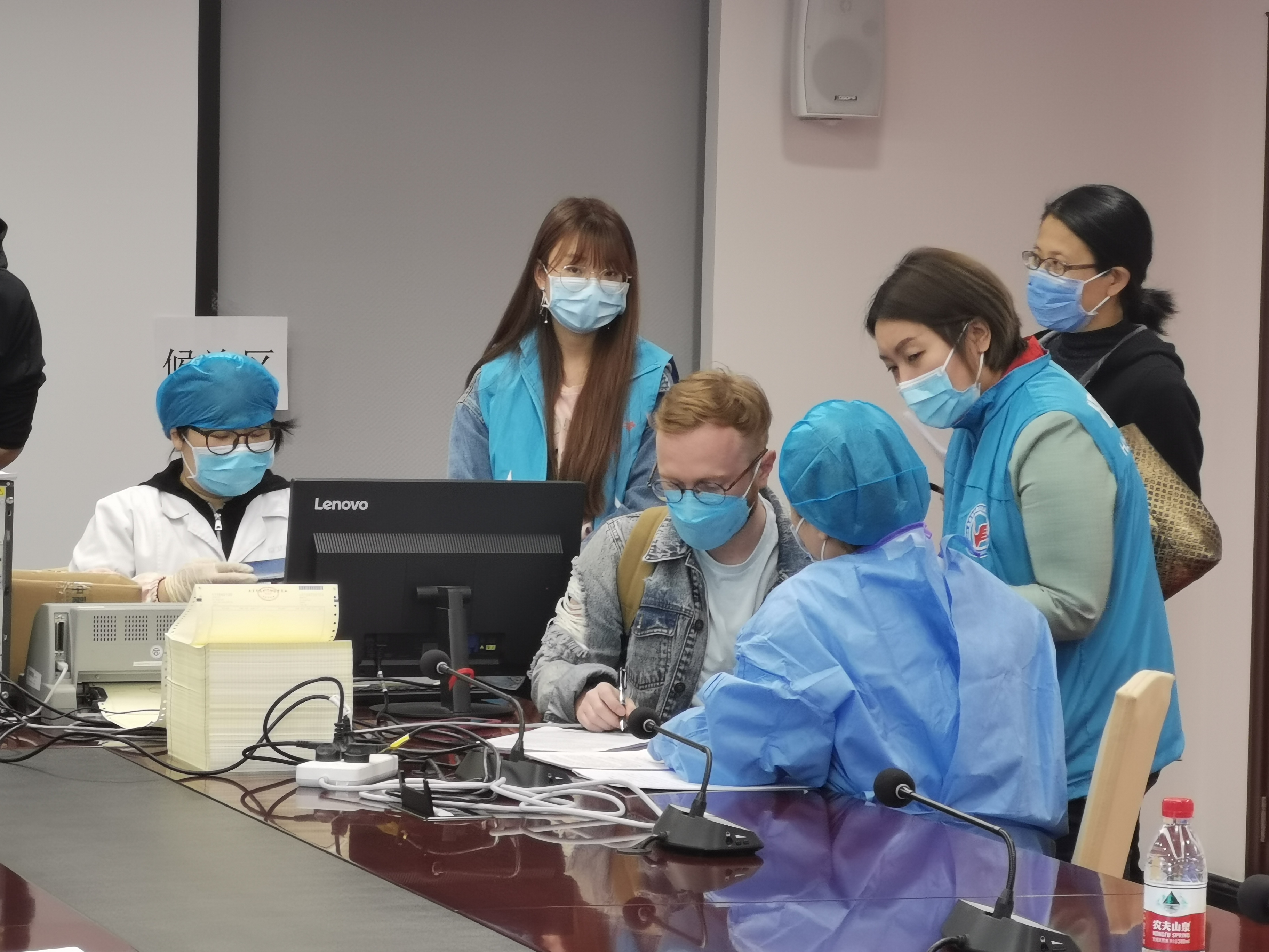 志愿者为外籍人士接种疫苗提供语言服务.jpg 志愿者为外籍人士接种疫苗提供语言服务.jpg