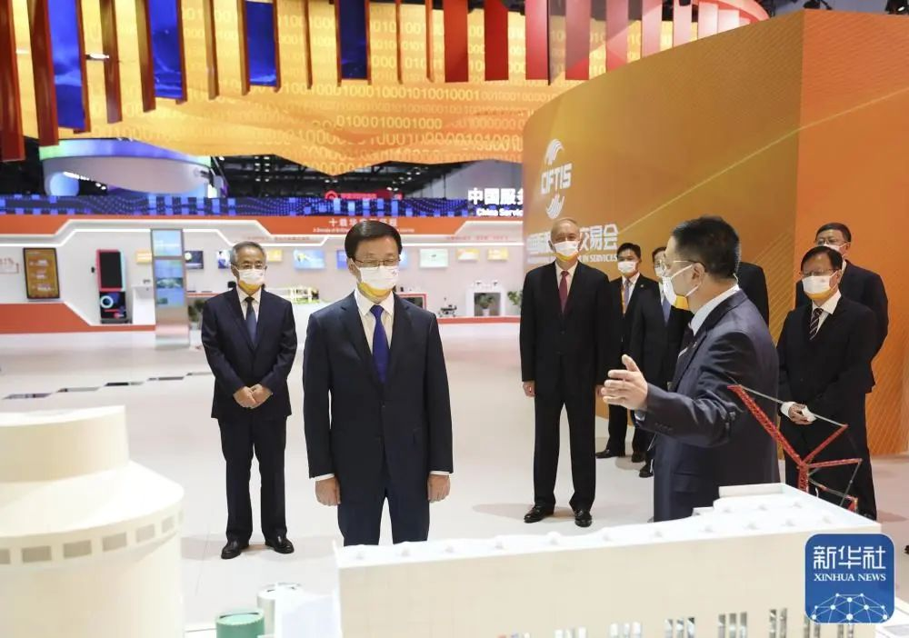韩正巡视服贸会展馆.png