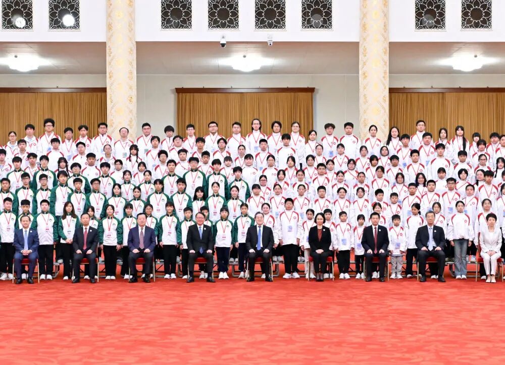 丁薛祥接见“向国旗敬礼”港澳青少年升旗队代表访京团1.jpg 丁薛祥接见“向国旗敬礼”港澳青少年升旗队代表访京团1.jpg