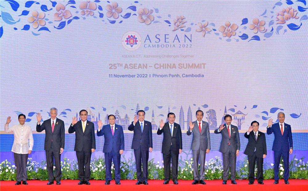 当地时间11月11日下午，国务院总理李克强在柬埔寨金边出席第25次中国－东盟（10+1）领导人会议。这是与会领导人集体合影。新华社记者 岳月伟 摄.jpg