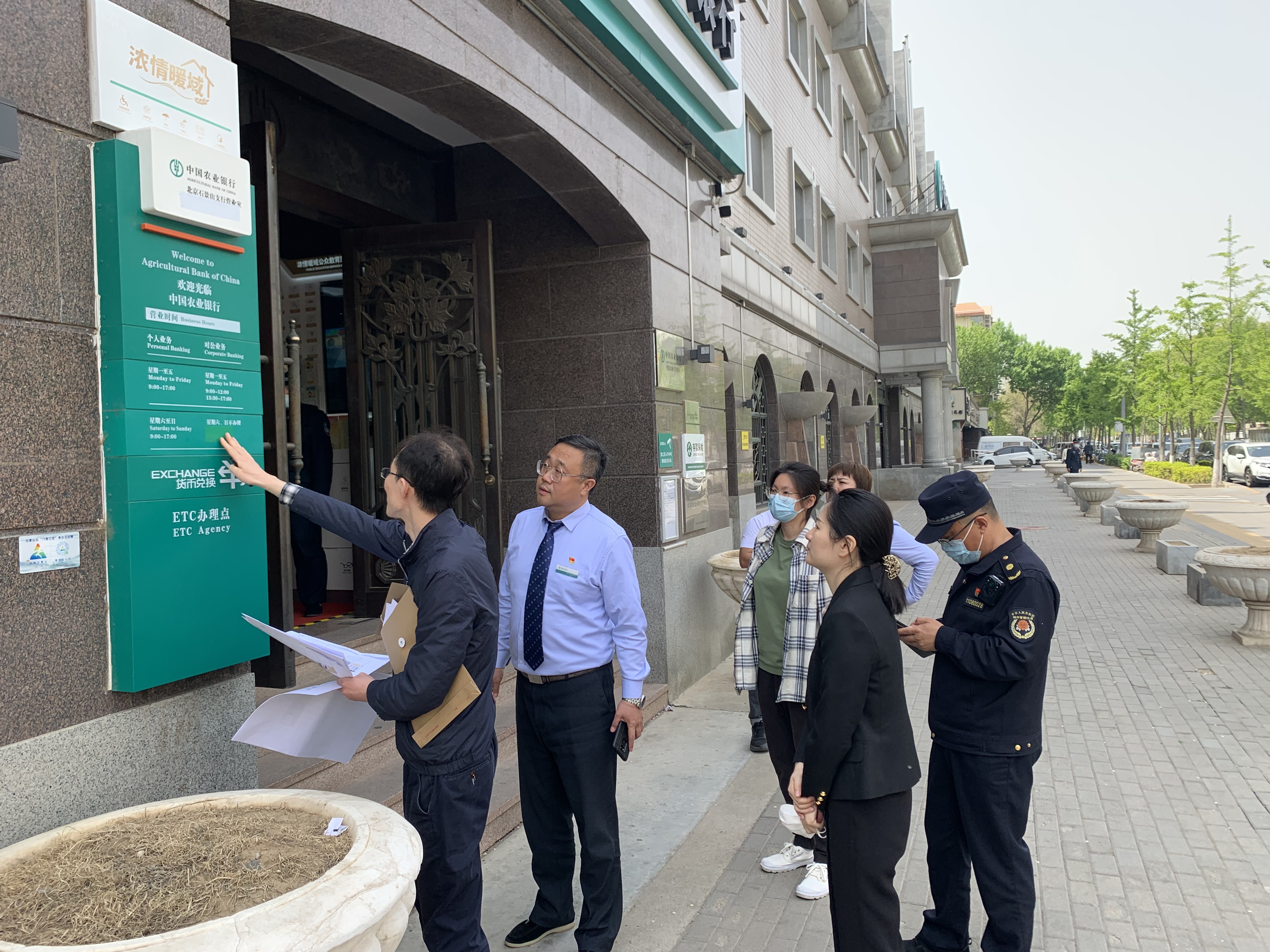 石景山区开展重点公共场所不规范外语标识整改情况现场检查.jpg