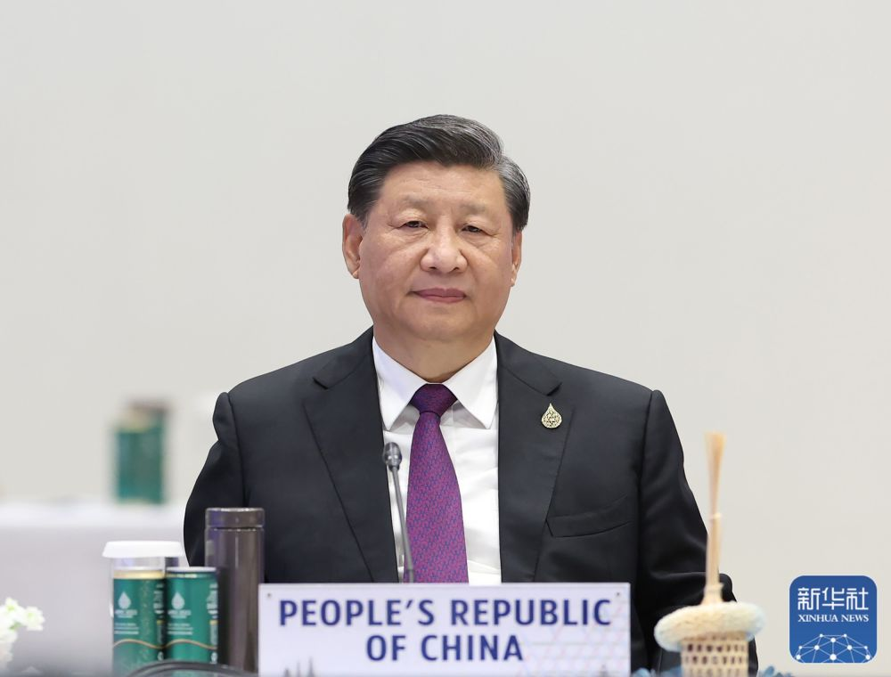 当地时间11月18日上午，亚太经合组织第二十九次领导人非正式会议在泰国曼谷国家会议中心举行。国家主席习近平出席会议并发表题为《团结合作勇担责任　构建亚太命运共同体》的重要讲话。新华社记者 鞠鹏 摄.png