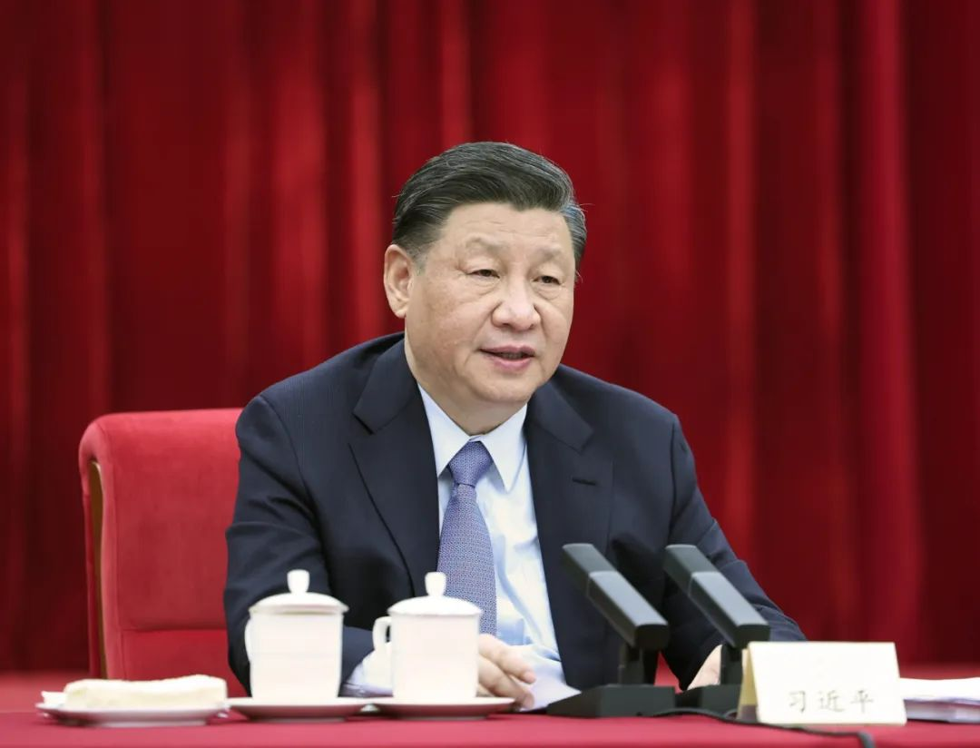 3月6日，中共中央总书记、国家主席、中央军委主席习近平看望参加全国政协十四届一次会议的民建、工商联界委员，并参加联组会，听取意见和建议。新华社记者 鞠鹏 摄.png