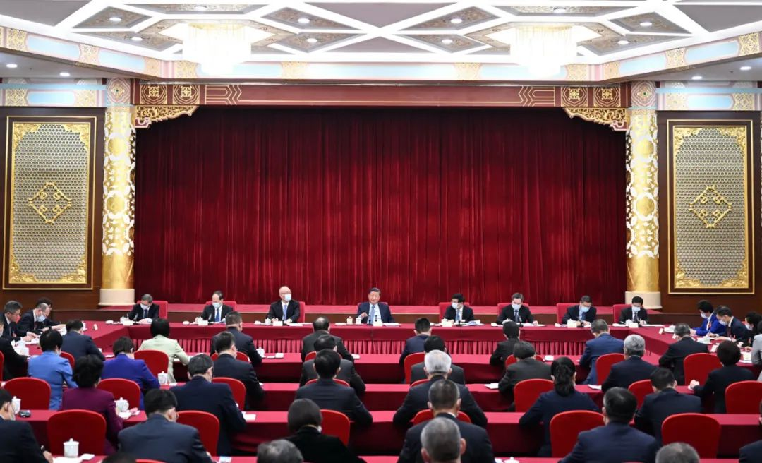 3月6日，中共中央总书记、国家主席、中央军委主席习近平看望参加全国政协十四届一次会议的民建、工商联界委员，并参加联组会，听取意见和建议。中共中央政治局常委、全国政协十四届一次会议主席团会议主持人王沪宁，中共中央政治局常委蔡奇、丁薛祥参加看望和讨论。新华社记者 谢环驰 摄.png