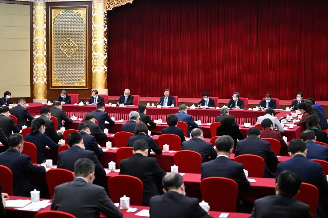 3月6日，中共中央总书记、国家主席、中央军委主席习近平看望参加全国政协十四届一次会议的民建、工商联界委员，并参加联组会，听取意见和建议。中共中央政治局常委、全国政协十四届一次会议主席团会议主持人王沪宁，中共中央政治局常委蔡奇、丁薛祥参加看望和讨论。新华社记者 申宏 摄.png