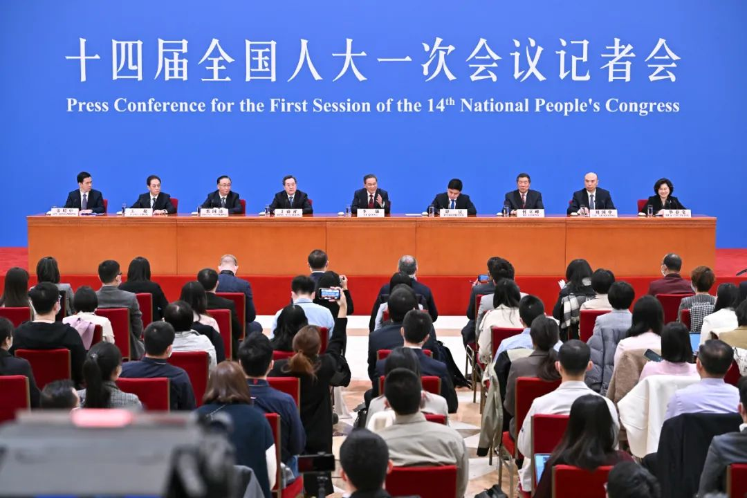 3月13日，十四届全国人大一次会议在北京人民大会堂举行记者会，国务院总理李强出席并回答中外记者提问。国务院副总理丁薛祥、何立峰、张国清、刘国中参加。新华社记者 李鑫 摄.png