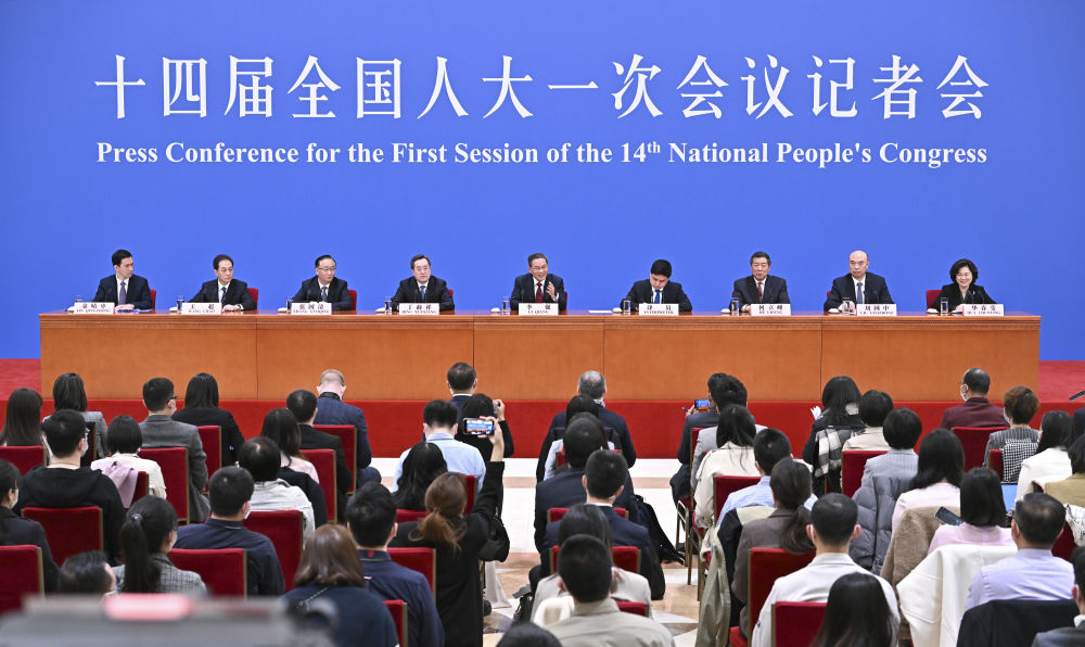3月13日，十四届全国人大一次会议在北京人民大会堂举行记者会，国务院总理李强应大会发言人王超的邀请出席记者会，并回答中外记者提问。国务院副总理丁薛祥、何立峰、张国清、刘国中参加。新华社记者 李鑫 摄.jpg