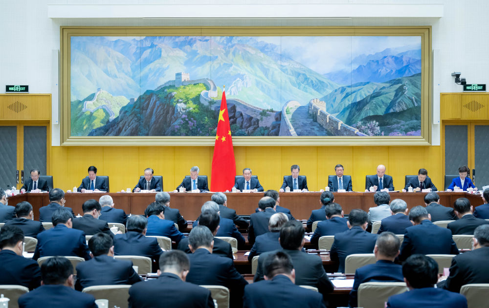 3月31日，国务院召开第一次廉政工作会议，中共中央政治局常委、国务院总理李强发表讲话。中共中央政治局常委、国务院副总理丁薛祥主持会议。中共中央政治局常委、中央纪委书记李希等应邀出席会议。新华社记者 翟健岚 摄.jpg