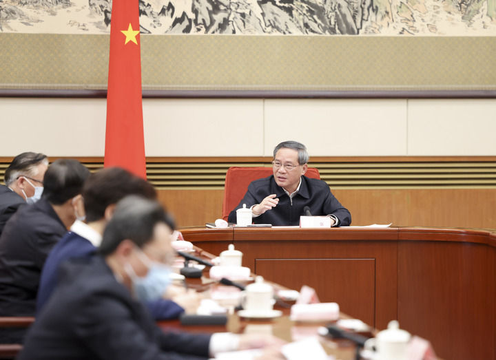 4月23日下午，国务院以“完整、准确、全面贯彻新发展理念，牢牢把握高质量发展首要任务”为主题，进行第一次专题学习。国务院总理李强主持学习。新华社记者 丁海涛 摄.jpg