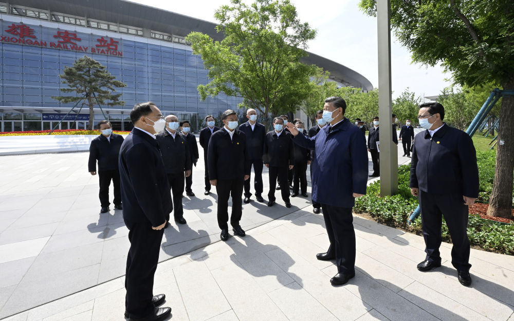 5月10日，中共中央总书记、国家主席、中央军委主席习近平在河北省雄安新区考察，并主持召开高标准高质量推进雄安新区建设座谈会。这是10日上午，习近平在雄安站考察。新华社记者 李学仁 摄.jpg