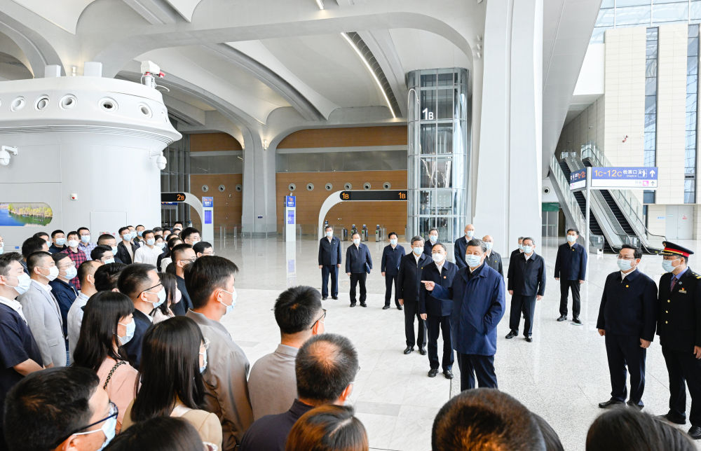 5月10日，中共中央总书记、国家主席、中央军委主席习近平在河北省雄安新区考察，并主持召开高标准高质量推进雄安新区建设座谈会。这是10日上午，习近平在雄安站候车大厅同旅客亲切交流。新华社记者 申宏 摄.jpg