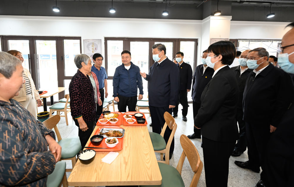 5月10日，中共中央总书记、国家主席、中央军委主席习近平在河北省雄安新区考察，并主持召开高标准高质量推进雄安新区建设座谈会。这是10日上午，习近平在容东片区南文营社区食堂同就餐的社区老人亲切交流。新华社记者 李学仁 摄.jpg