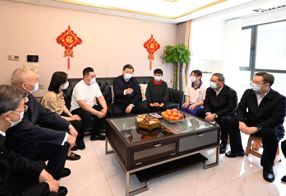5月10日，中共中央总书记、国家主席、中央军委主席习近平在河北省雄安新区考察，并主持召开高标准高质量推进雄安新区建设座谈会。这是10日上午，习近平在容东片区南文营社区回迁居民李敬和家中看望。新华社记者 李学仁 摄.jpg