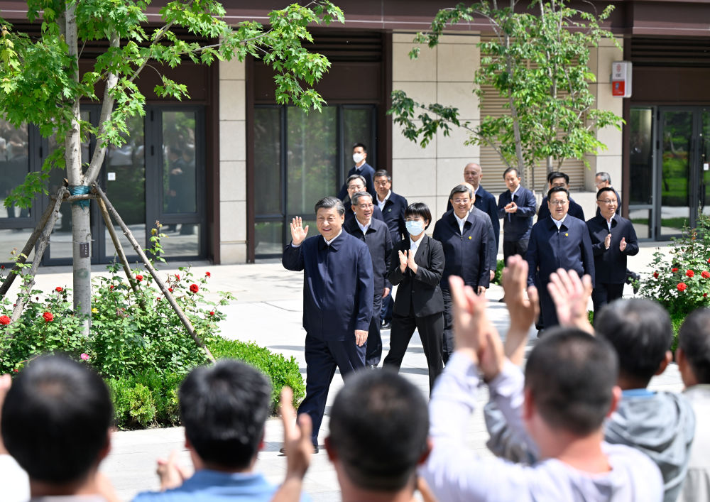 5月10日，中共中央总书记、国家主席、中央军委主席习近平在河北省雄安新区考察，并主持召开高标准高质量推进雄安新区建设座谈会。这是10日上午，习近平在容东片区南文营社区考察时向社区居民挥手致意。新华社记者 殷博古 摄.jpg
