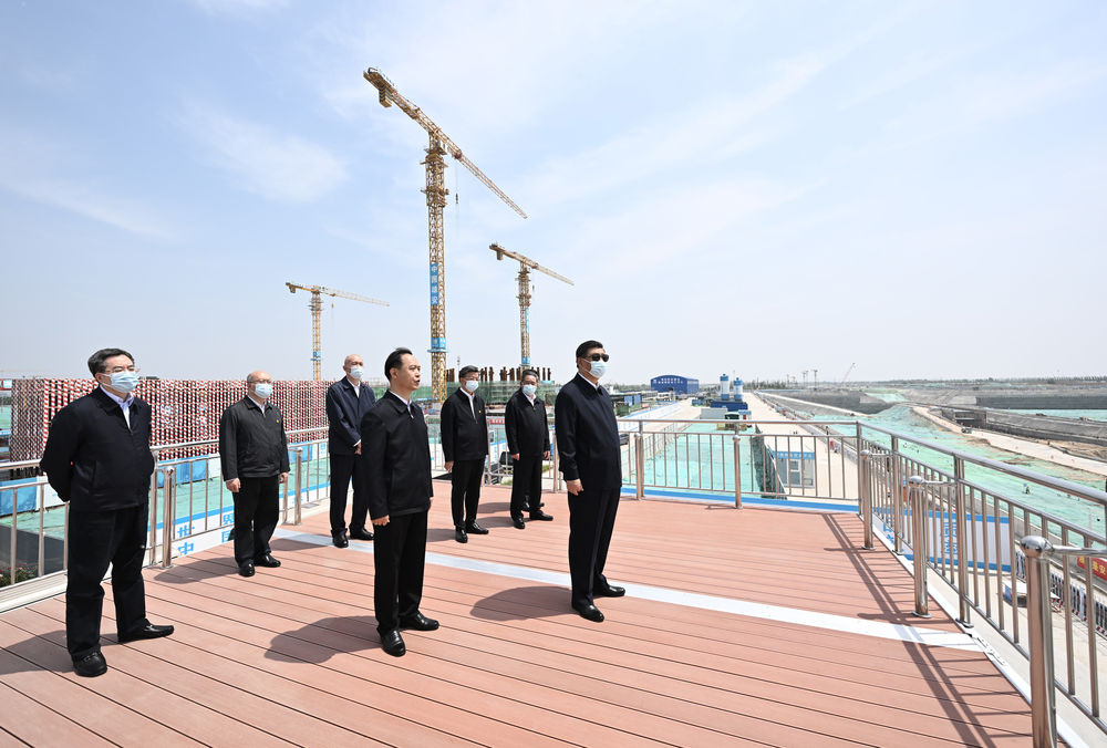 5月10日，中共中央总书记、国家主席、中央军委主席习近平在河北省雄安新区考察，并主持召开高标准高质量推进雄安新区建设座谈会。这是10日上午，习近平在雄安城际站及国贸中心项目建设现场考察。新华社记者 燕雁 摄.jpg