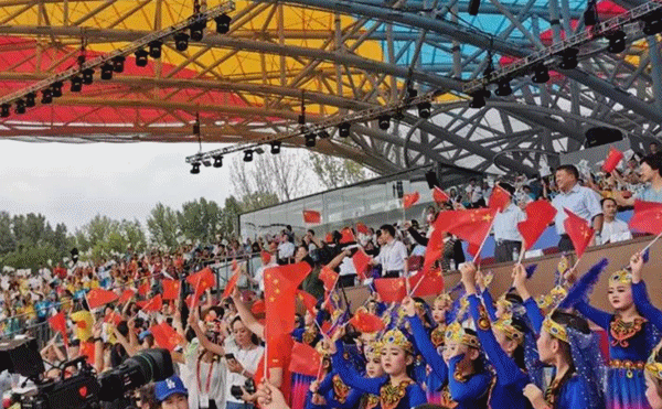 五大洲欢聚北京 五千人舞动世园-不亦乐乎.gif