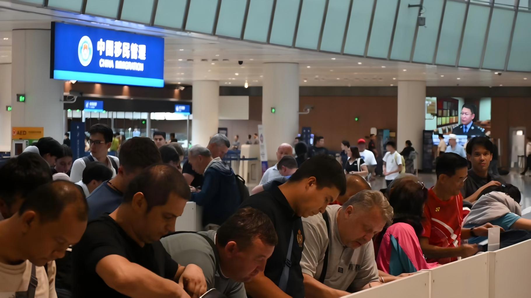 290余万次！我市入出境外国人再创新高.jpg
