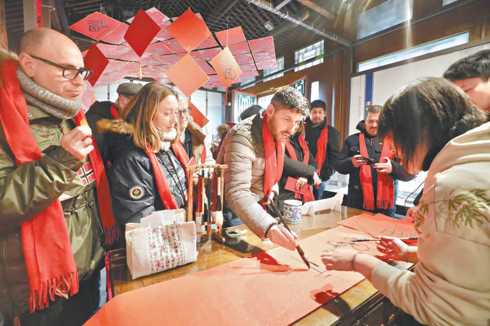 外国游客四合院里体验中国年-1.png 外国游客四合院里体验中国年-1.png