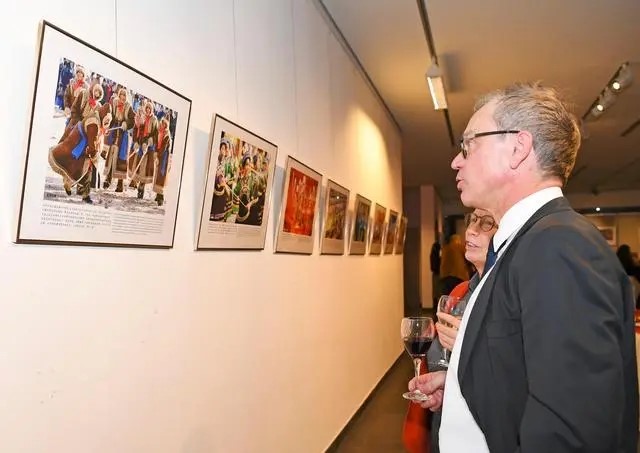 观众参观《民族盛装》图片展.jpg