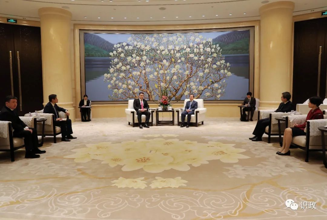 殷勇会见乌兰巴托市市长.png
