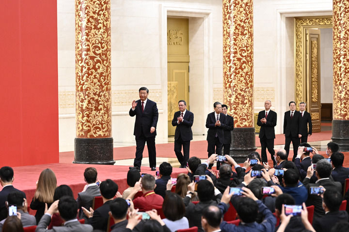 10月23日，刚刚在中国共产党第二十届中央委员会第一次全体会议上当选的中共中央总书记习近平和中共中央政治局常委李强、赵乐际、王沪宁、蔡奇、丁薛祥、李希在北京人民大会堂同采访中共二十大的中外记者亲切见面。这是习近平等在热烈的掌声中步入大厅。新华社记者 翟健岚 摄.jpg