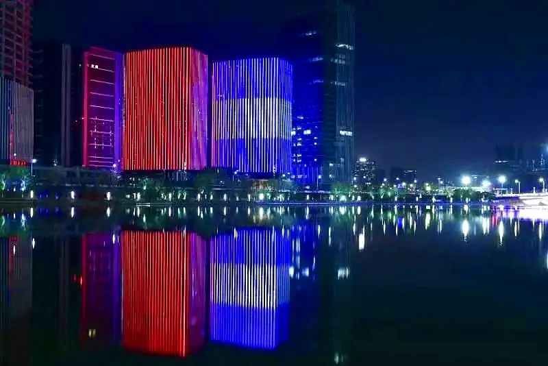 运河商务区点亮中国与尼加拉瓜两国国旗主色调灯光，庆祝两国复交一周年。.png