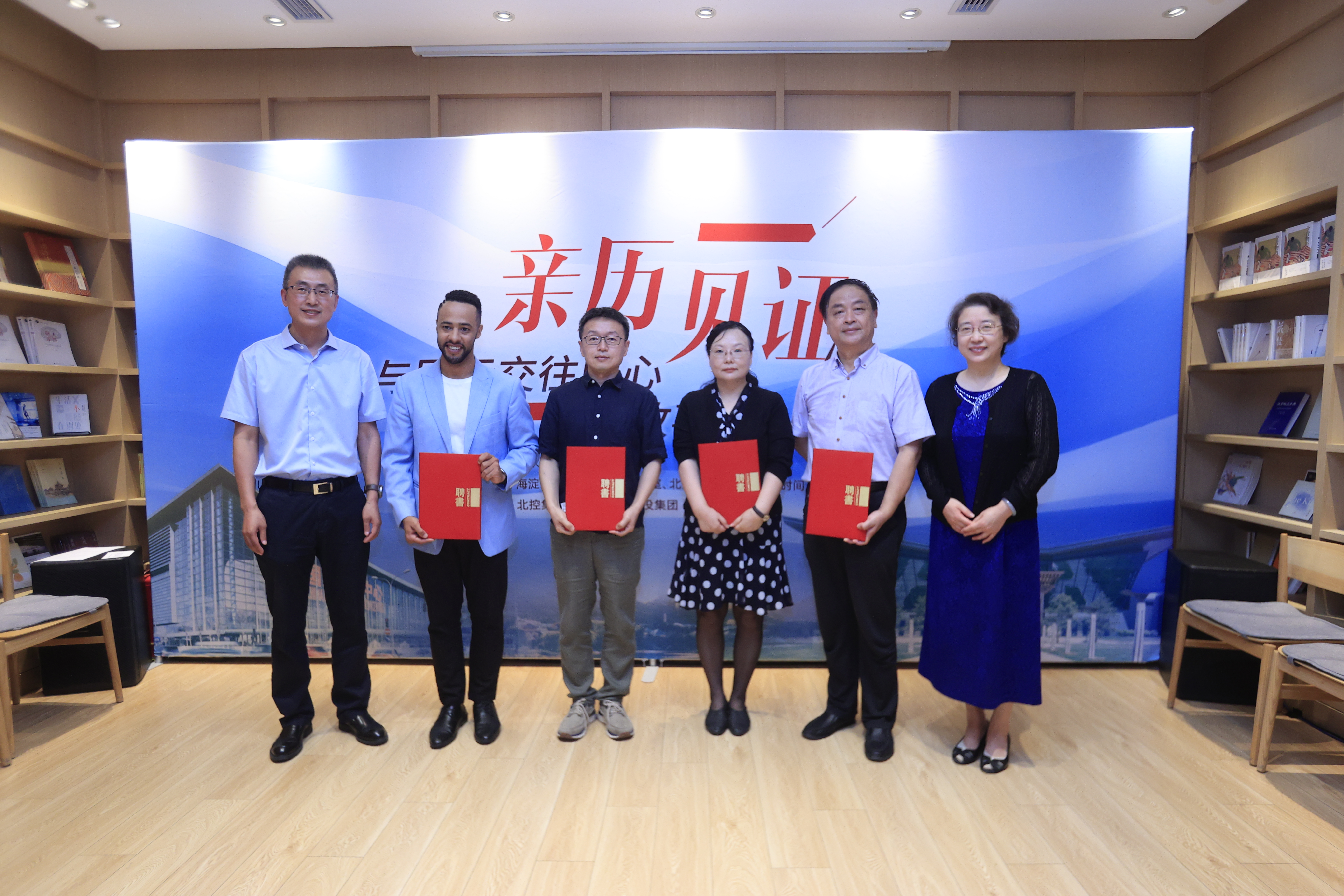 开幕式现场为评审专家颁发聘书.JPG