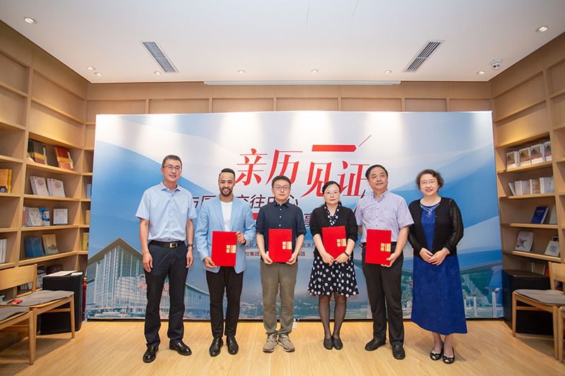 开幕式现场主承办方共同启动征文，并为评审专家颁发了聘书。.jpg