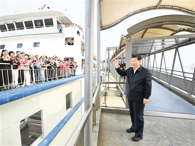 4月10日至13日，中共中央总书记、国家主席、中央军委主席习近平在广东考察。这是10日下午，习近平在湛江市徐闻县徐闻港泊位码头，向船上的旅客挥手致意。新华社记者 燕 雁摄.jpg