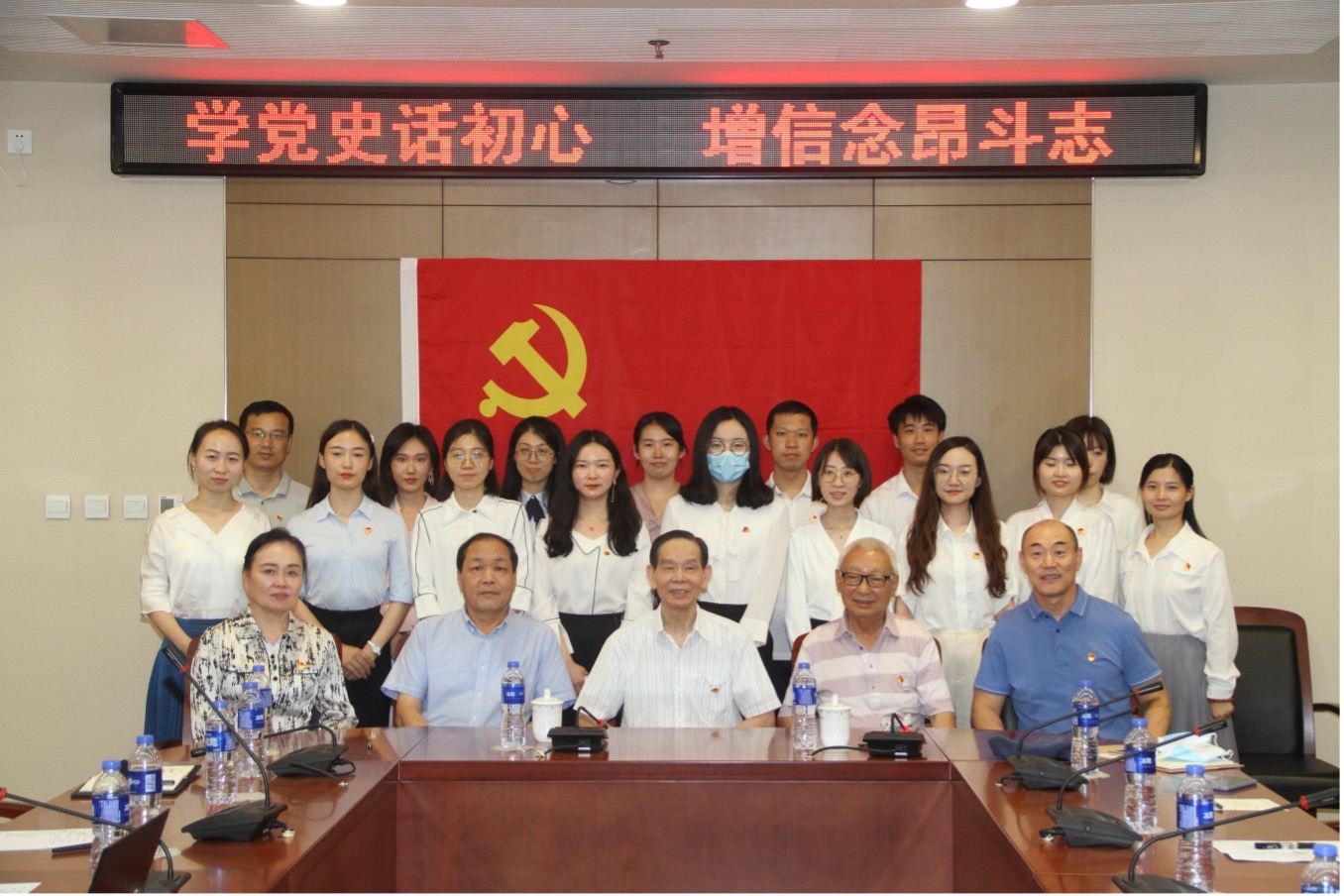 8、组织退休老干部、团员青年干部学党史  坚定听党话跟党走的信仰信念信心.jpg