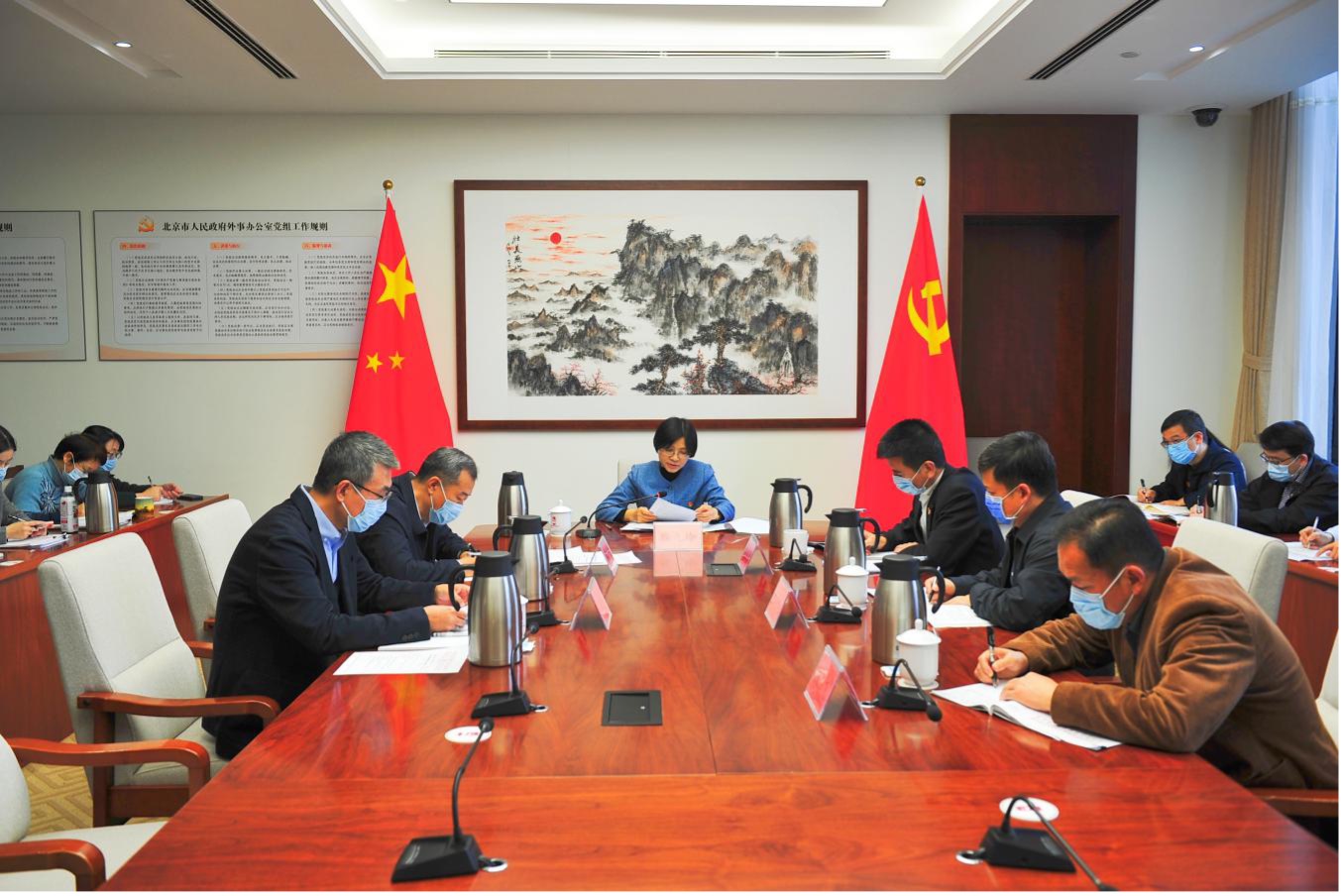 9、学习贯彻党的十九届六中全会精神  坚决捍卫“两个确立”.jpg