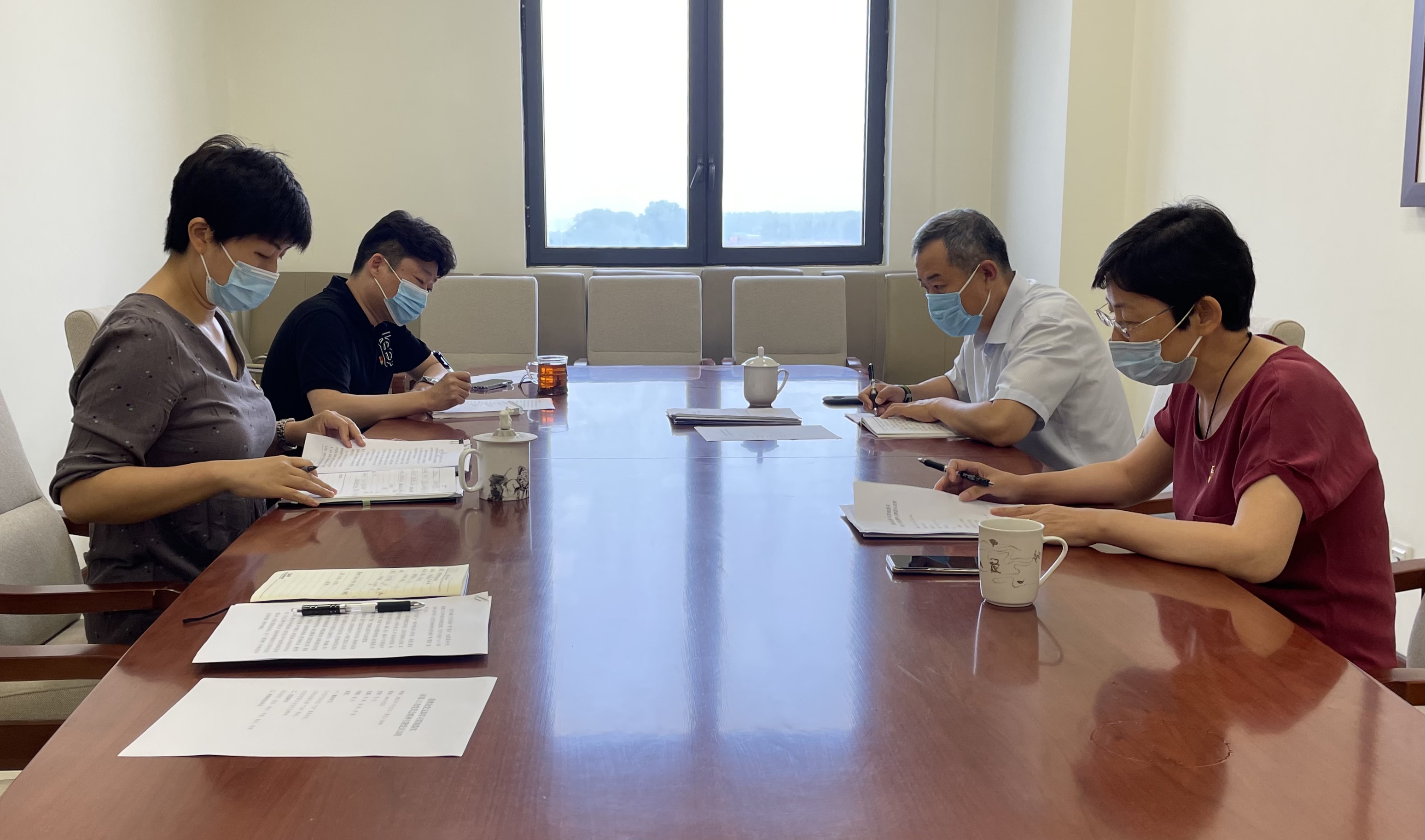 港澳处党支部开展主题党日活动.jpg